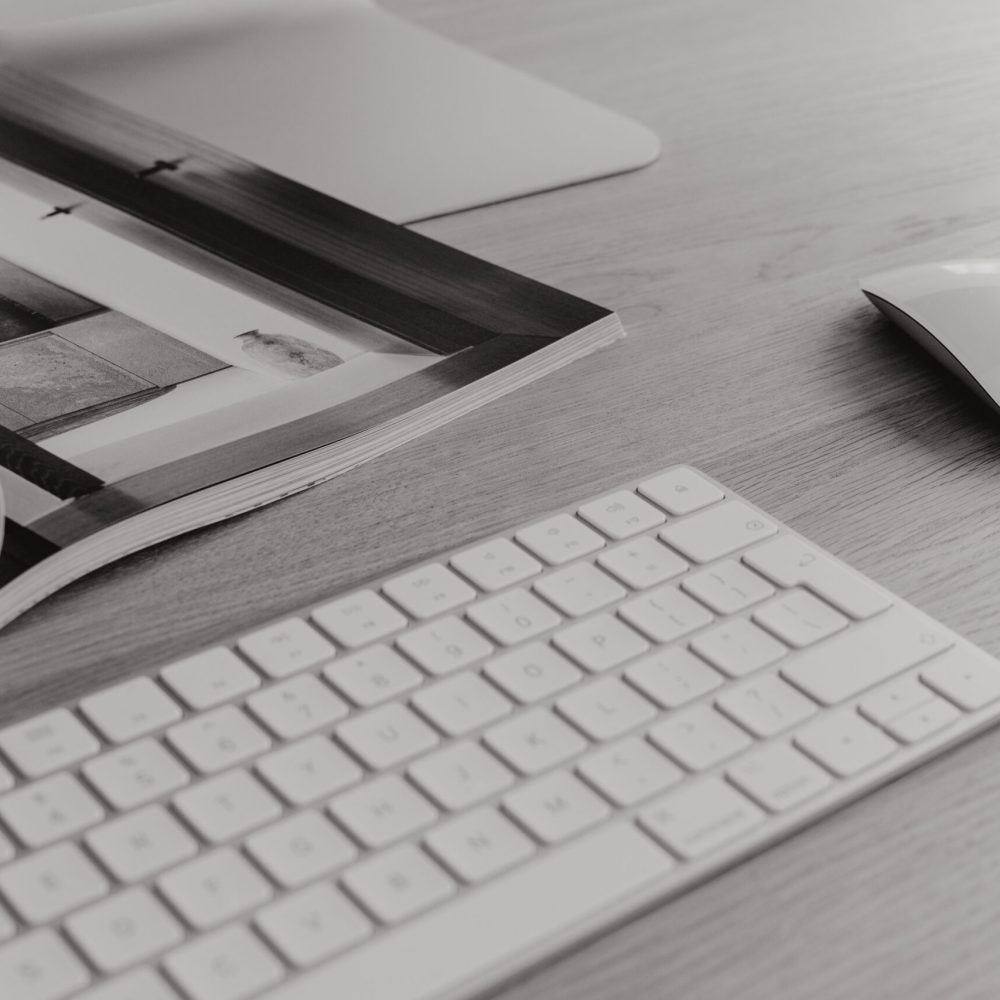 kaboompics_magazine-keyboard-apple-mouse-27253